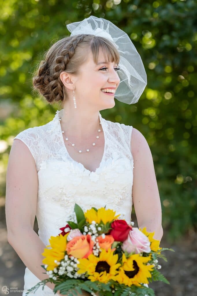 The bride's attire was inspired by the 1920s.