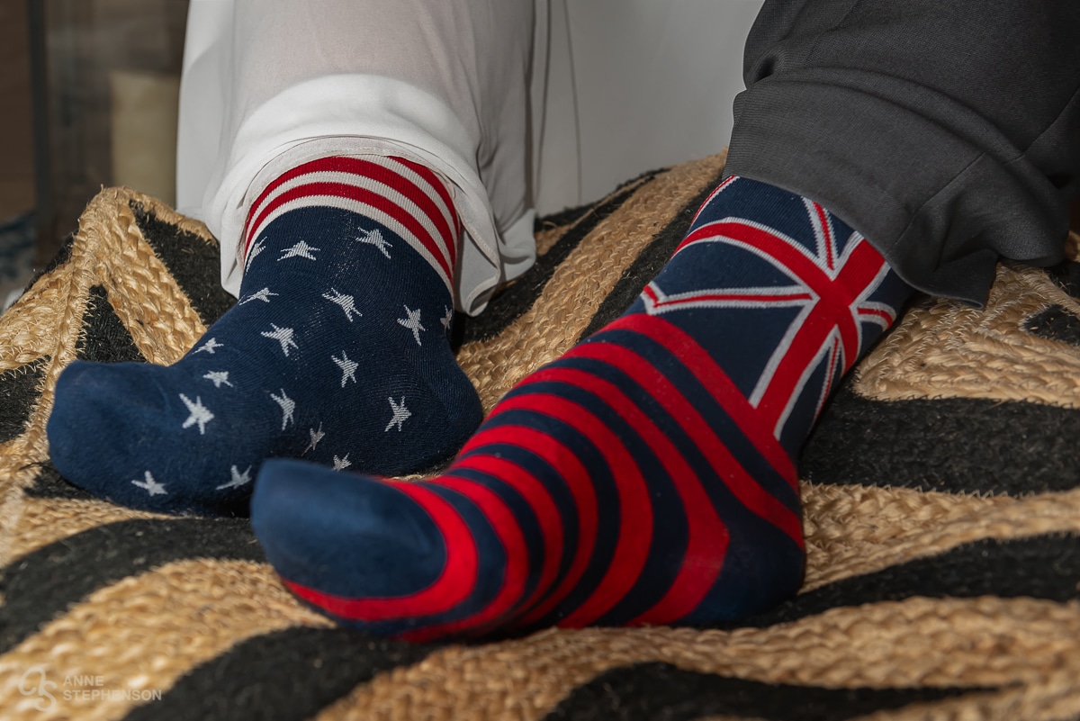 The bride wears socks with the US flag and the groom with the UK flag.